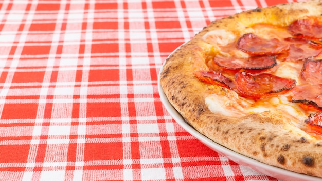 Naples, Italie. Une vraie pizza italienne Diavola - pizza épicée traditionnelle