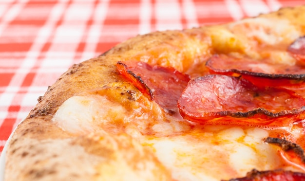 Naples, Italie. Une vraie pizza italienne Diavola - pizza épicée traditionnelle