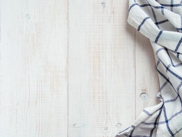 Nappe bleue sur table en bois blanc