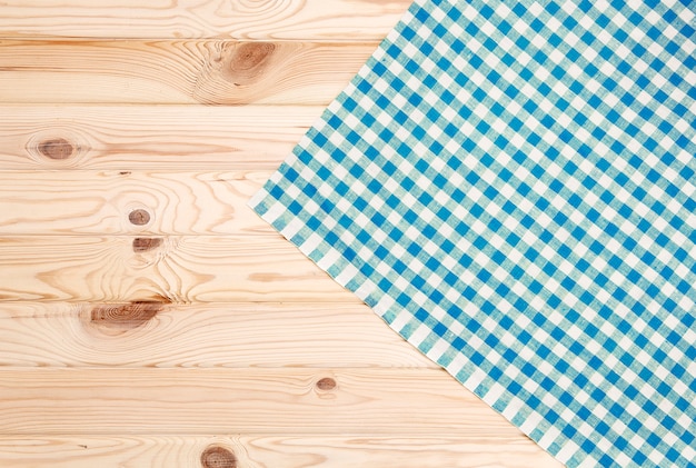 Nappe à carreaux bleu sur table en bois