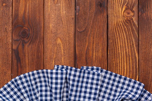 Nappe à carreaux sur fond de table en bois