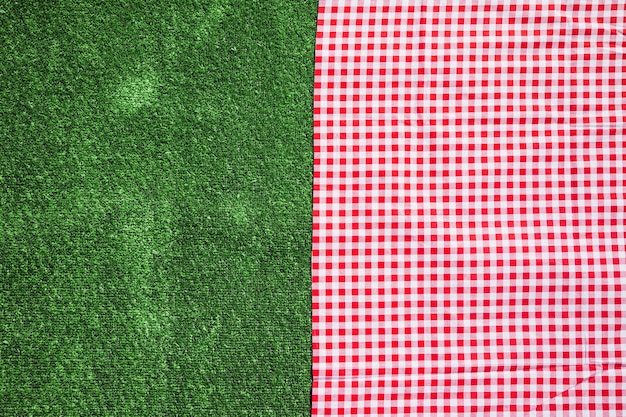 Photo nappe à carreaux rouge et fond de gazon vert