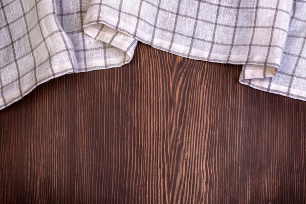 Nappe à carreaux sur table en bois