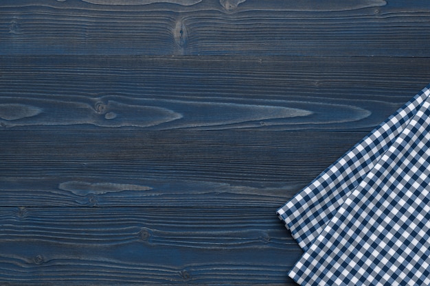 nappe à carreaux sur table en bois