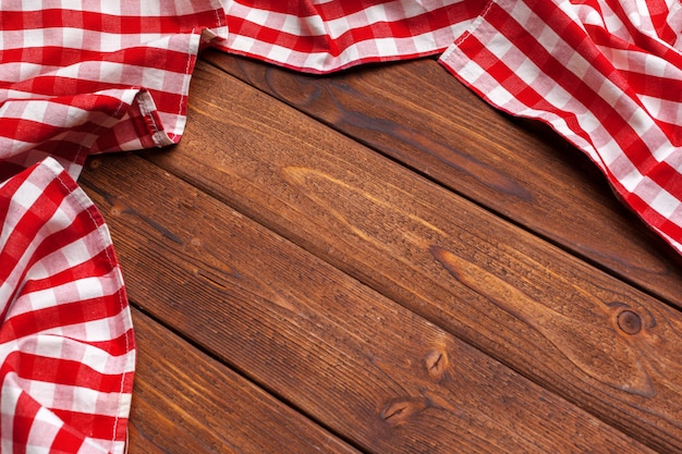 Nappe à carreaux sur table en bois