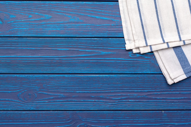 Nappe à carreaux sur table en bois