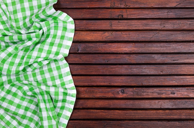 Nappe à carreaux vert sur table en bois foncé