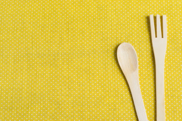 Nappe En Coton Et Ustensiles De Cuisine En Bois