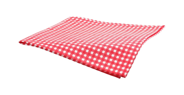 Photo une nappe de pique-nique à carreaux rouges isolée sur du blanc