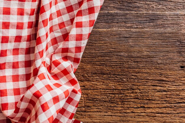 Nappe rouge sur fond de bois