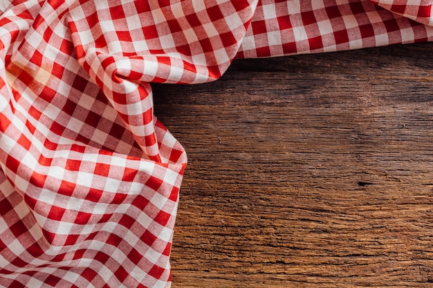 Nappe rouge sur fond de bois