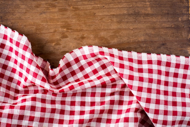 nappe rouge sur fond en bois