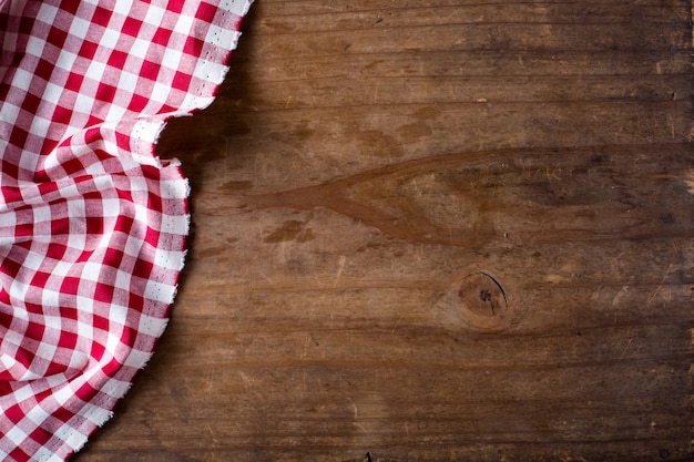 Nappe rouge sur table en bois