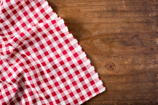 Nappe rouge sur table en bois