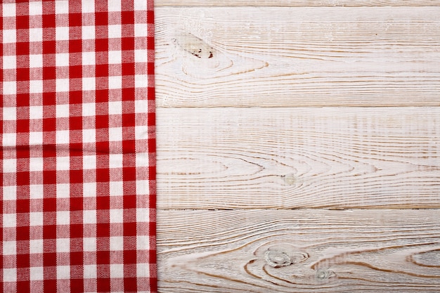 Nappe rouge vide sur la vue de dessus de table en bois