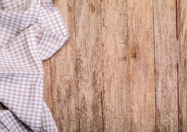 Nappe sur table en bois