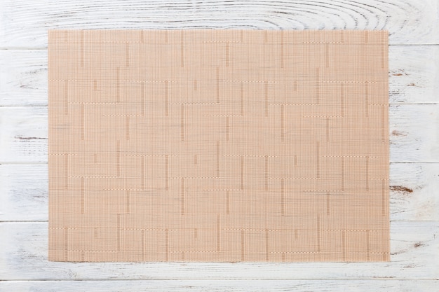 Nappe textile sur table en bois