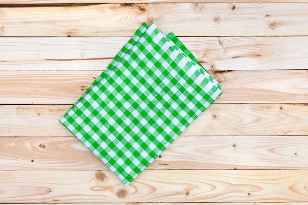 Nappe verte sur table en bois, vue de dessus