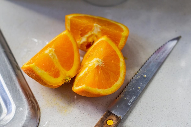 Naranjas frescas sobre una mesa cortadas para hacer jugo