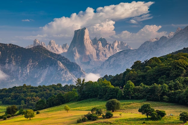 Naranjo de Bulnes connu sous le nom de Picu Urriellu dans les Asturies Espagne