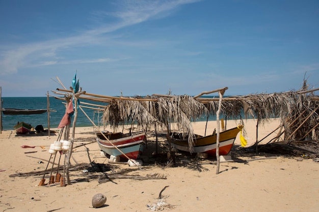 NARATHIWAT THAÏLANDE 16 août Voir le paysage et le vent avec le bateau de pêche traditionnel Kolek ou Koleh des provinces inférieures du sud de la Thaïlande à Banton Beach le 16 août 2019 à Narathiwat Thaïlande