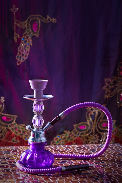 Photo narguilé chicha fumée violet verre