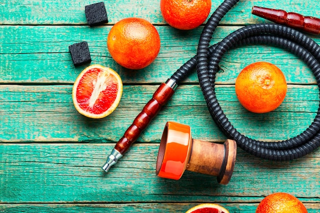 Narguilé oriental traditionnel avec du tabac à l'orange