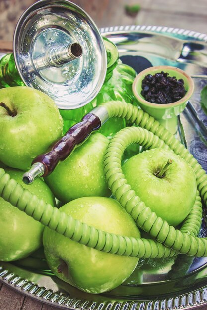 Narguilé. Saveur de tabac de pomme verte. la nature.