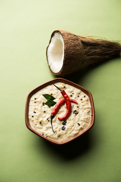 Nariyal ou Chutney de noix de coco servi dans un bol. Isolé sur fond de mauvaise humeur. mise au point sélective