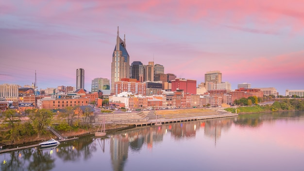 Nashville, Tennessee skyline du centre-ville avec la rivière Cumberland aux Etats-Unis au coucher du soleil