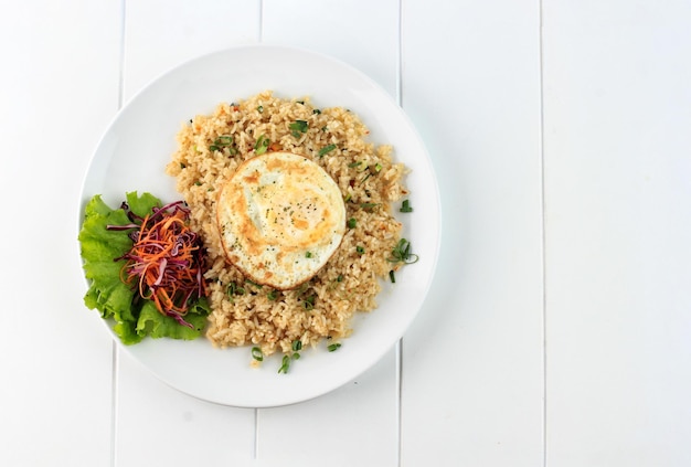 Nasi Goreng Kampung ou riz frit traditionnel. Cuisine traditionnelle indonésienne ou Melayu. Vue de dessus