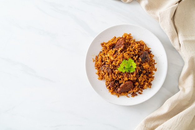 Nasi goreng riz frit au porc à la façon indonésienne