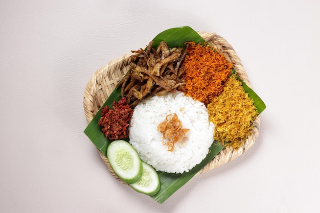 Nasi Krawu est un plat de riz traditionnel de Gresik East Java servi avec Empal Suwir Serundeng