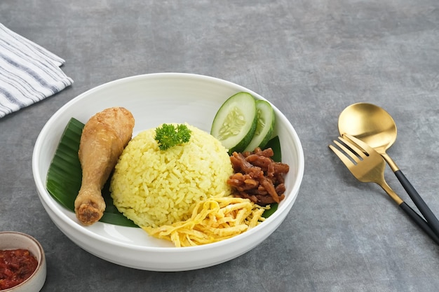 Nasi kuning , cuisine traditionnelle indonésienne, à base de riz cuit avec du curcuma et du lait de coco