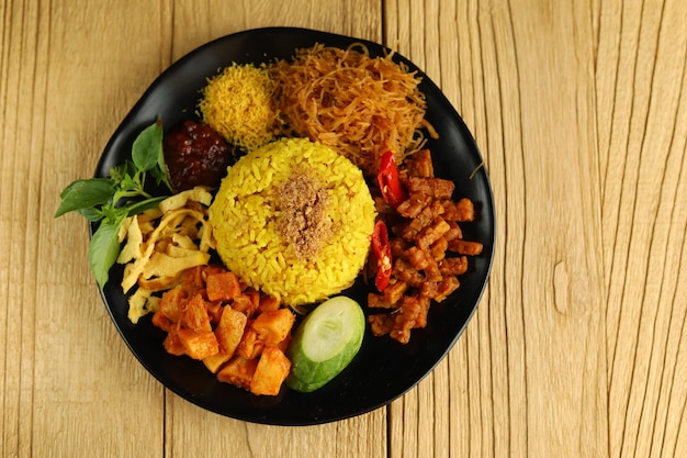 Nasi kuning ou riz jaune est un menu traditionnel d'Indonésie