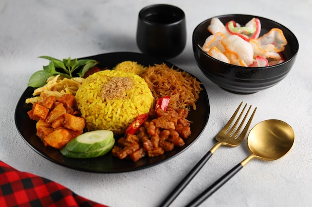 Nasi kuning ou riz jaune est un menu traditionnel d'Indonésie