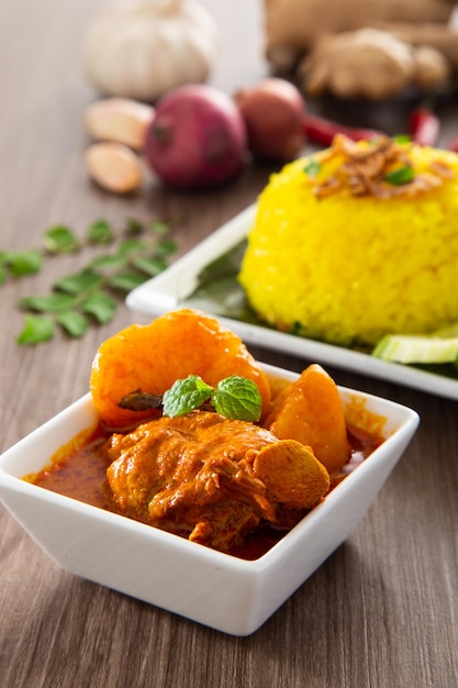 Nasi Kunyit également connu sous le nom de riz gluant au curcuma Normalement consommé avec du poulet au curry sec