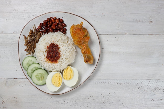 Nasi lemak un plat de riz traditionnel malais en pâte de curry servi avec divers accompagnements