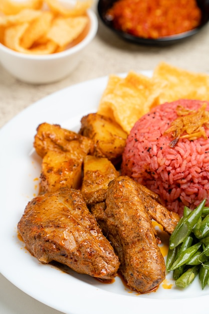 nasi lemak avec riz aux fruits du dragon servi avec poulet rendang et sauce épicée sambal