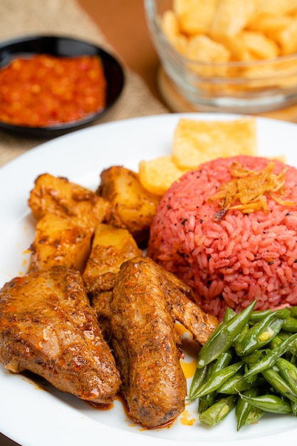 nasi lemak avec riz aux fruits du dragon servi avec poulet rendang et sauce épicée sambal