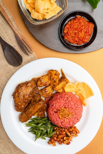 nasi lemak avec riz aux fruits du dragon servi avec poulet rendang et sauce épicée sambal