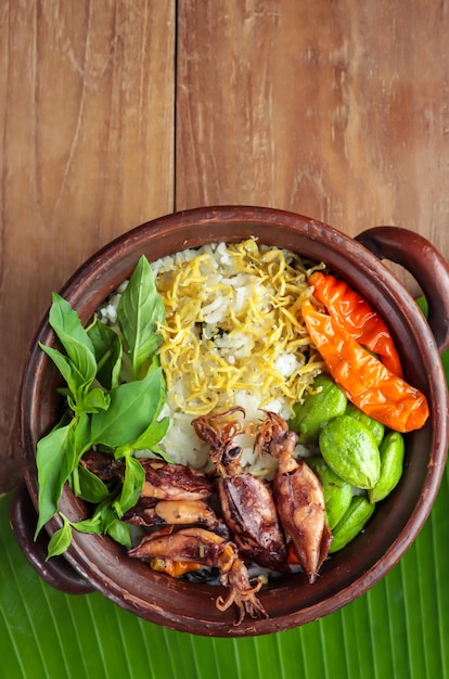 Nasi Liwet Sunda Un plat de riz sundanais traditionnel composé de riz blanc cuit avec des épices et des anchois