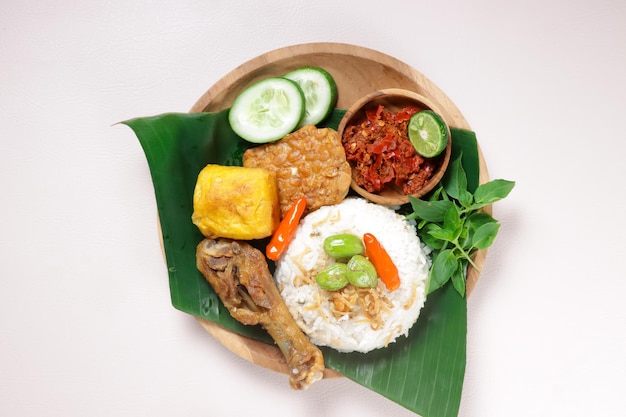 Nasi Liwet Sunda Un Riz Sundanais Traditionnel Servi Avec Du Poulet Frit Tofu Tempeh Anchois