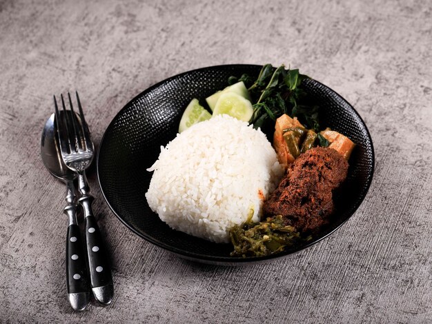 Nasi Padang avec Rendang sur plaque noire