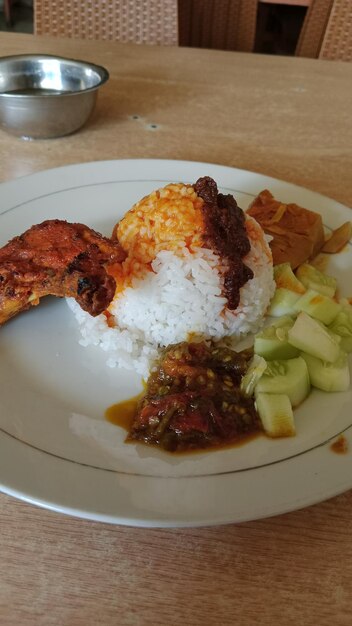 Photo le nasi rendang est un aliment indonésien.