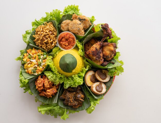 Nasi tumpeng cuisine indonésienne riz jaune sur feuille de bananier