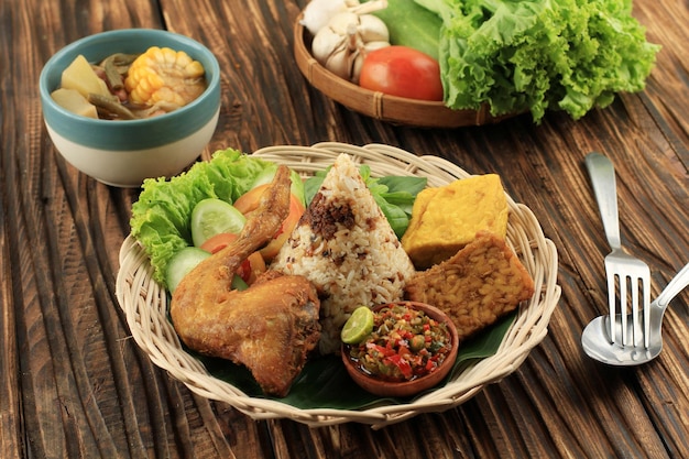 Nasi Tutug Oncom Repas traditionnel sundanais Riz