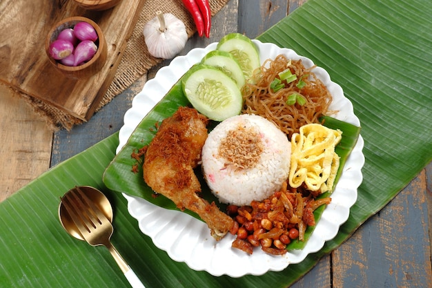 nasi uduk Betawi, plat de riz vapeur à saveur de noix de coco de Betawi, Jakarta.servi avec plusieurs plats.