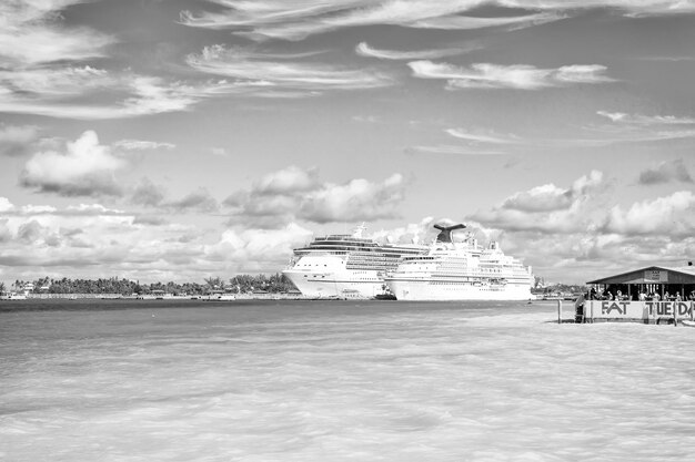 Nassau Bahamas 07 janvier 2016 navires de croisière dans le port Paquebots dans la mer des Caraïbes sur ciel bleu ensoleillé Vacances d'été sur une île tropicale Voyager par l'eau Aventure et découverte Wanderlust