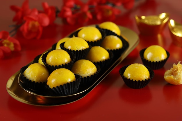 Nastar ou biscuits tarte à l'ananas indonésien dans une assiette blanche.